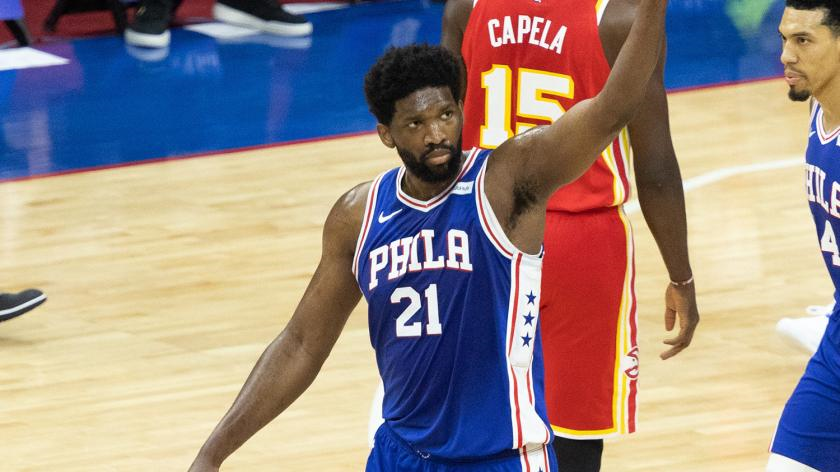  哈登组织串联掌控节奏，费城五人上双碾压老鹰